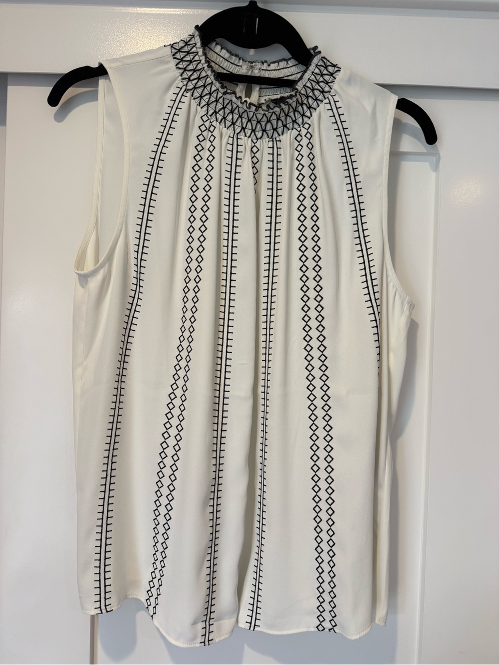 WHBM White House Black Market Embroidered Sleeveless Blouse | Size 8 - Picture 5 of 8